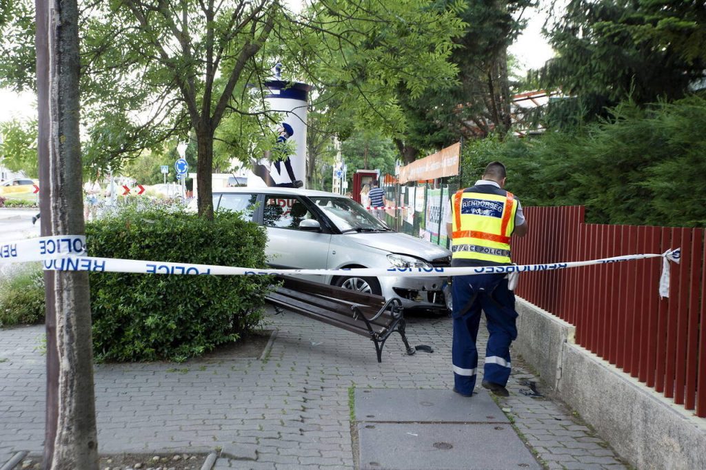 Padon ülõ nõt és gyerekeit gázolta el egy autós Budapesten