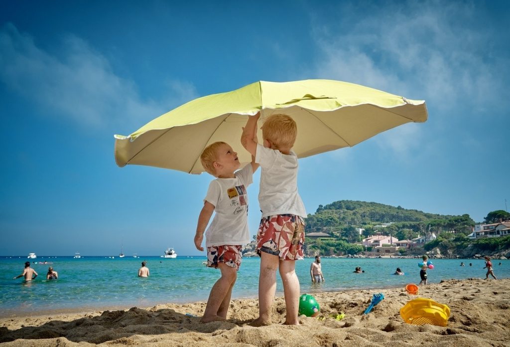 strand_kisgyerek_napernyő