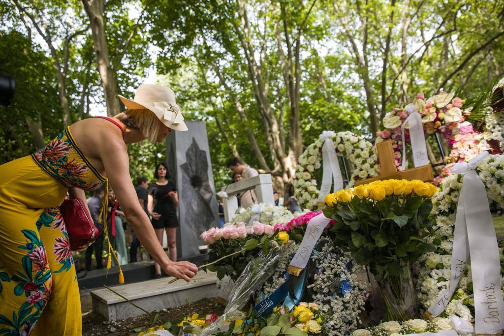 Budapesten helyezték végső nyugalomra Gábor Zsazsa hamvait