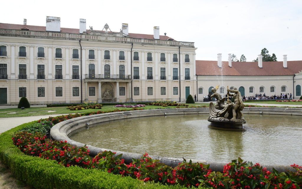 Átadták a fertõdi Esterházy-kastély csaknem kétmilliárd f