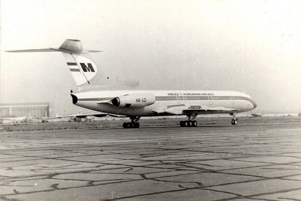 A Malév 240-es járata a kifutón egy ismeretlen orosz reptéren (Wikipédia)