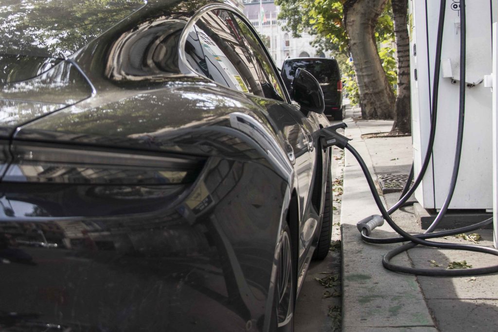 töltés elektromos autó