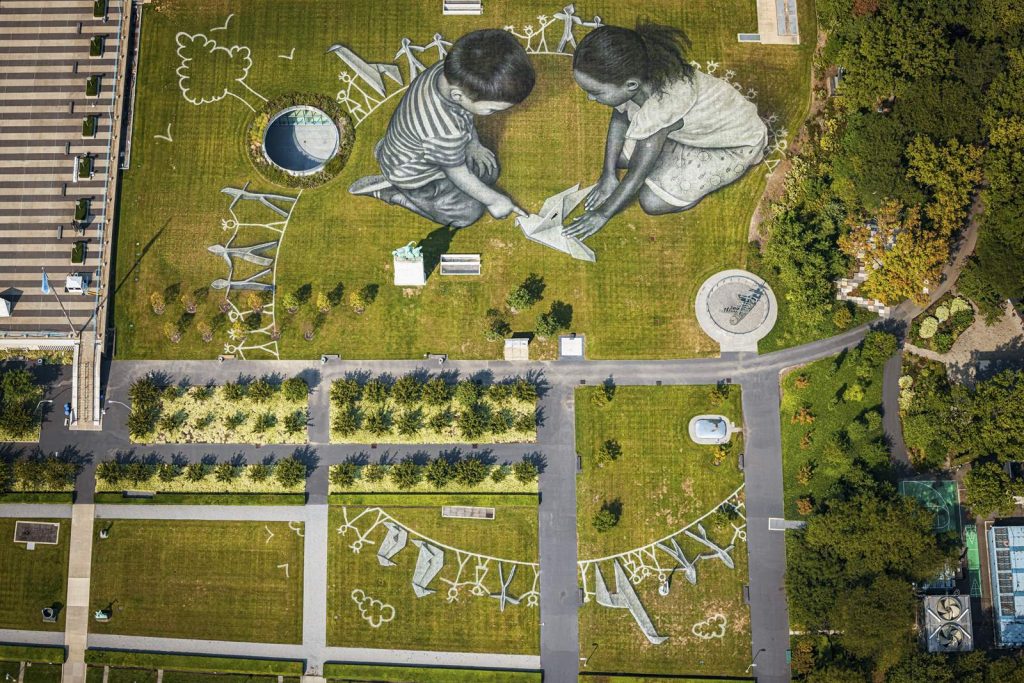 Földfestmény a New York-i ENSZ-székháznál. Fotó: MTI/EPA/Keystone/Valentin Flauraud