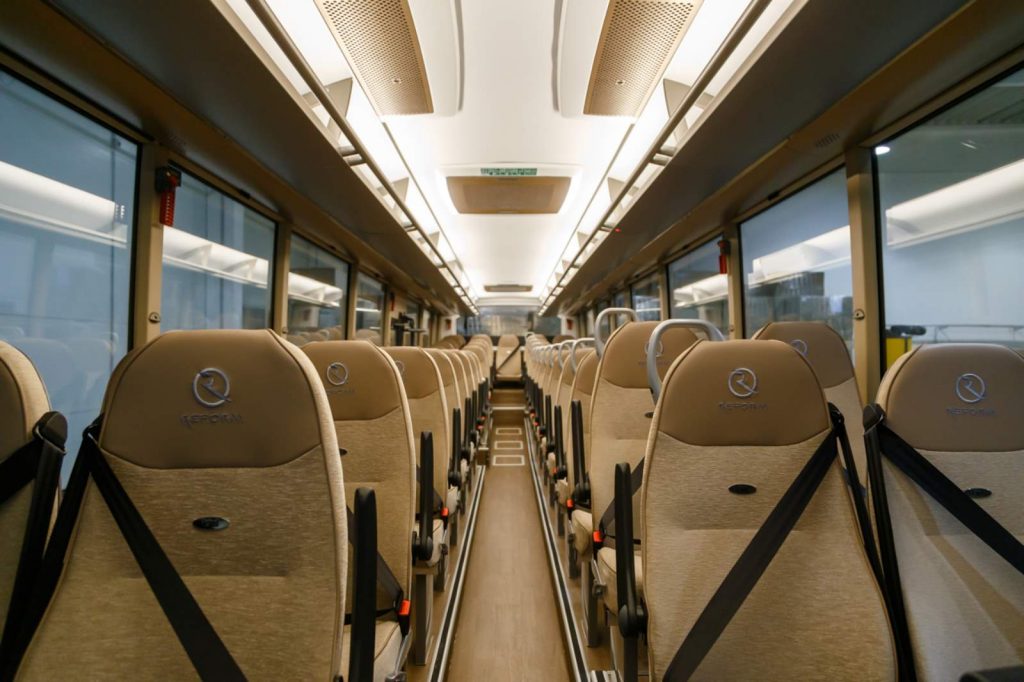 Bemutatták az Inter Traction Electrics Kft. új távolsági autóbuszát Debrecenben