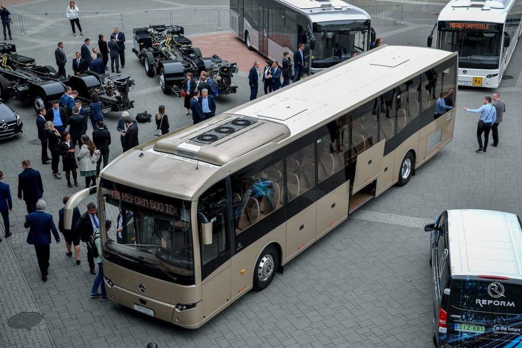 Bemutatták az Inter Traction Electrics Kft. új távolsági autóbuszát Debrecenben