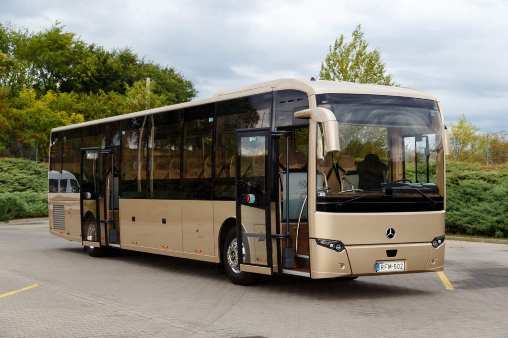 Bemutatták az Inter Traction Electrics Kft. új távolsági autóbuszát Debrecenben