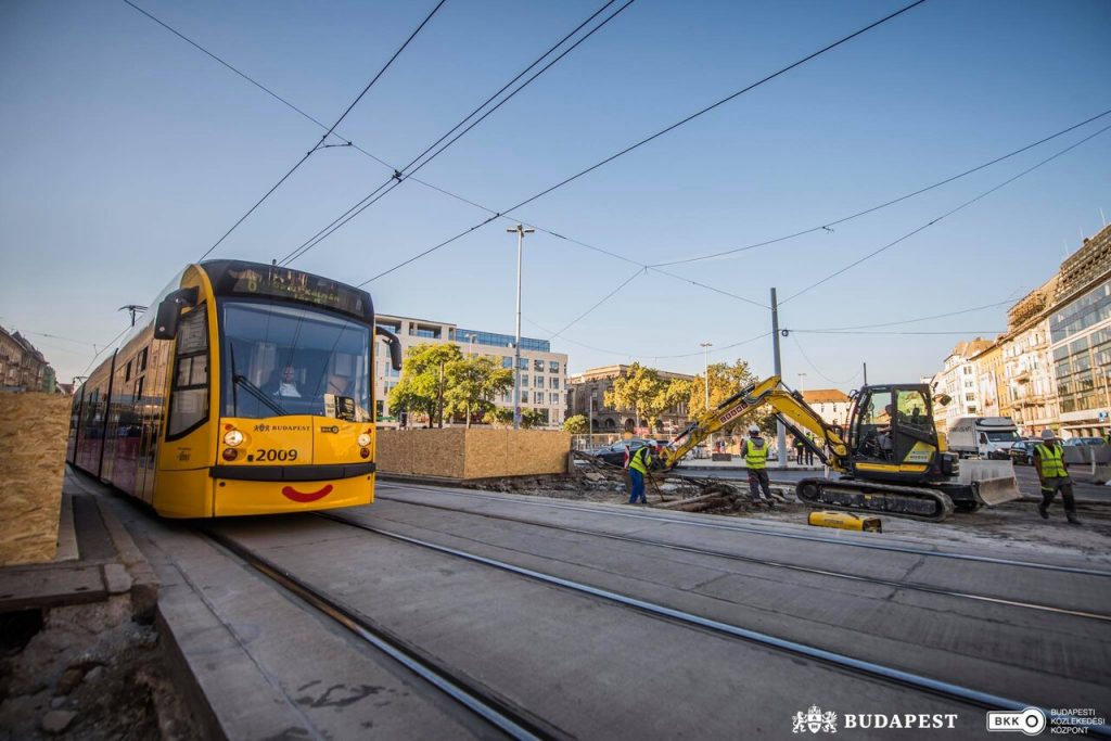 Villamos a felújítás alatt lévő Blaha Lujza téren