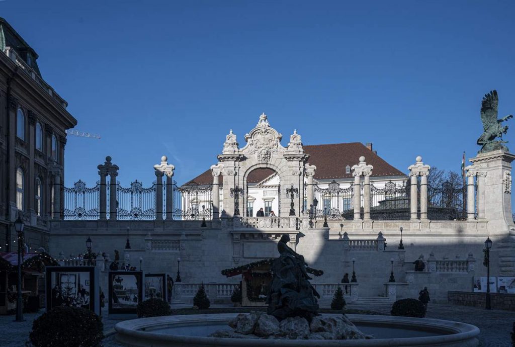 Habsburg-kapu és a Halászó gyerekek terasza