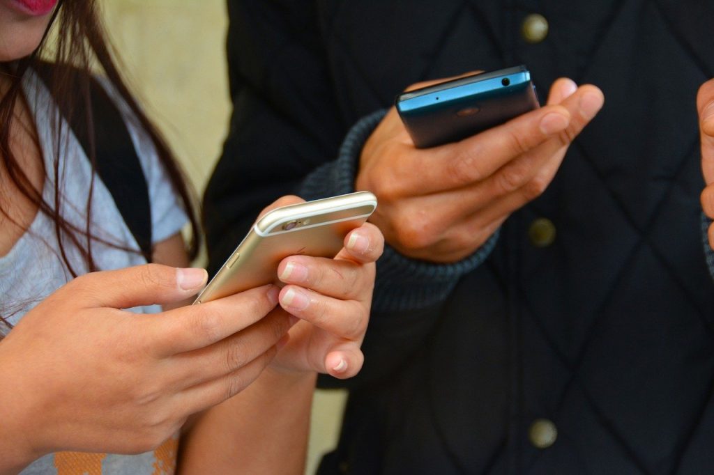 okostelefon chat facebook közösségi fiatalok telefon mobil