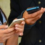 okostelefon chat facebook közösségi fiatalok telefon mobil