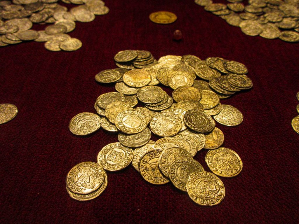 Ezüstpénzek a simontornyai pénzleletből