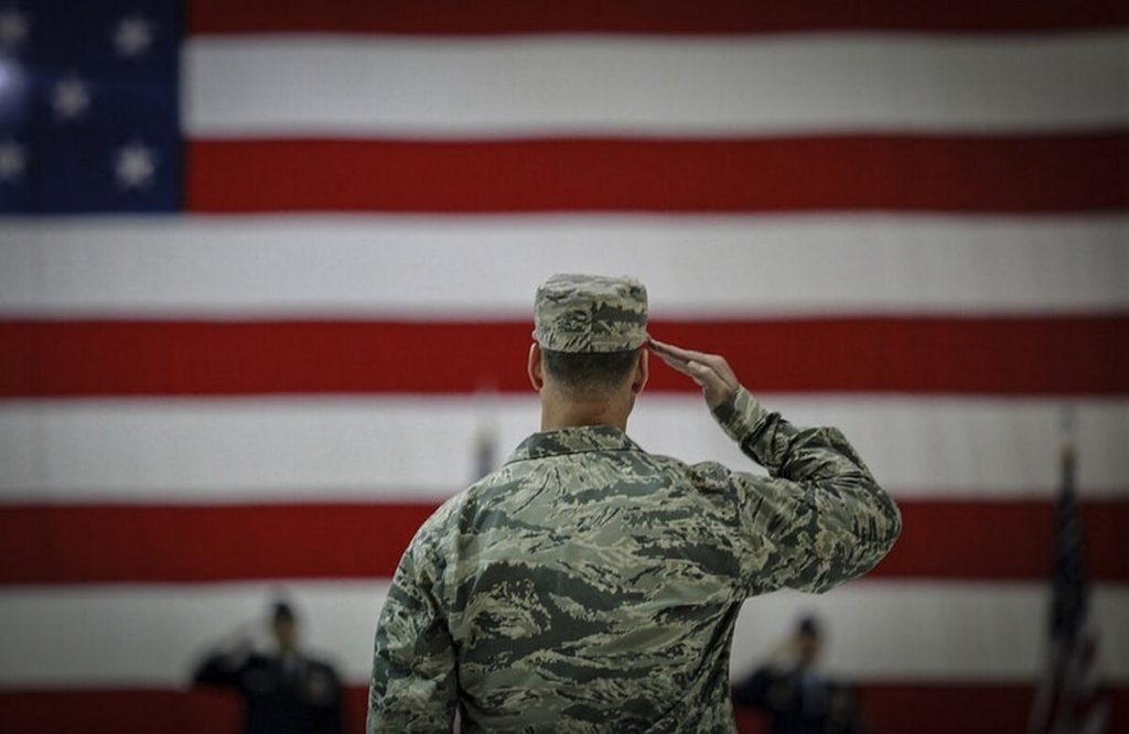 Tisztelgő amerikai katona