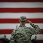 Tisztelgő amerikai katona