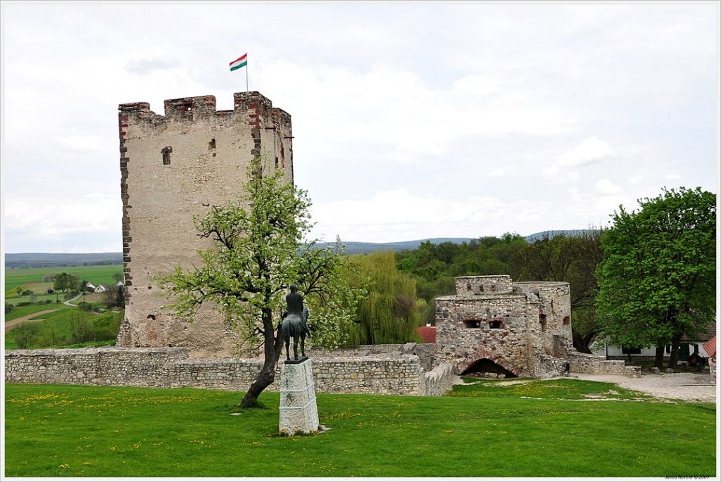 A nagyvázsonyi vár Kinizsi Pál szobrával (Wikipédia)