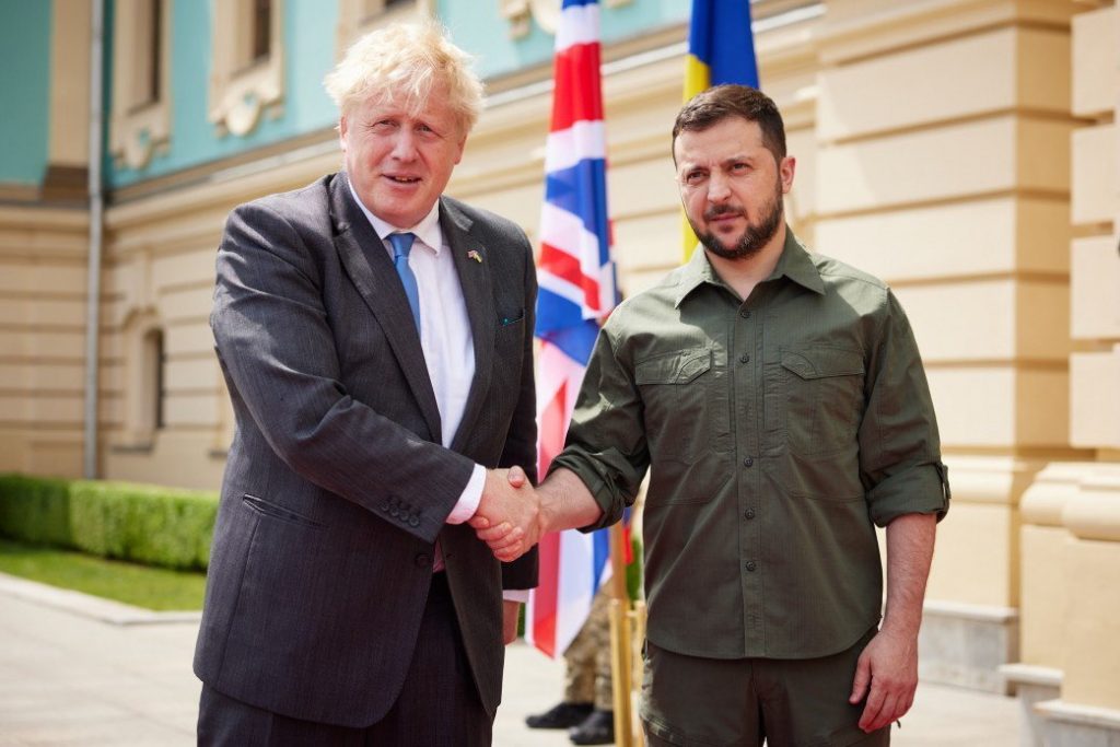 Boris Johnson és Volodimir Zelenszkij