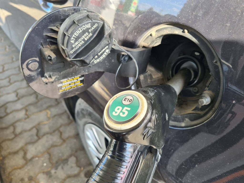 üzemanyag 95 benzin tankolás olaj