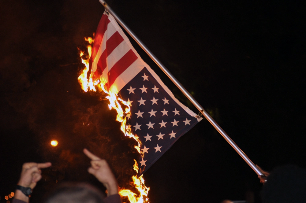 Égő amerikai zászló