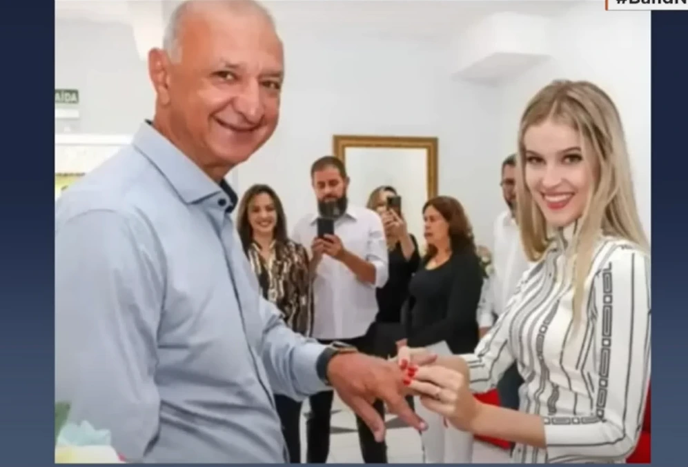 65 éves polgármester 16 éves feleség