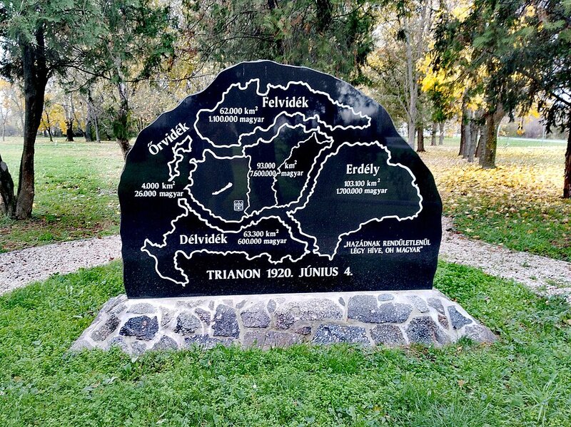 trianon_emlékmű