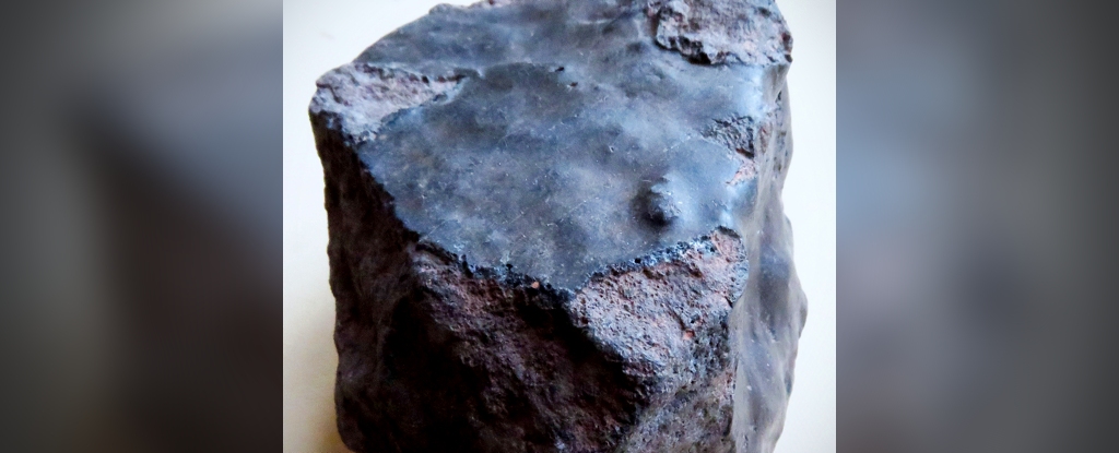 NWA 13188 meteorit közelről