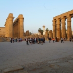 A nagy oszlopcsarnok és III. Amenhotep udvara