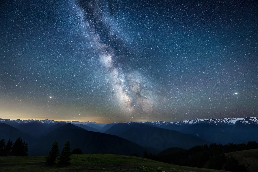 Őrült sebességgel forog egy fekete lyuk a galaxis közepén