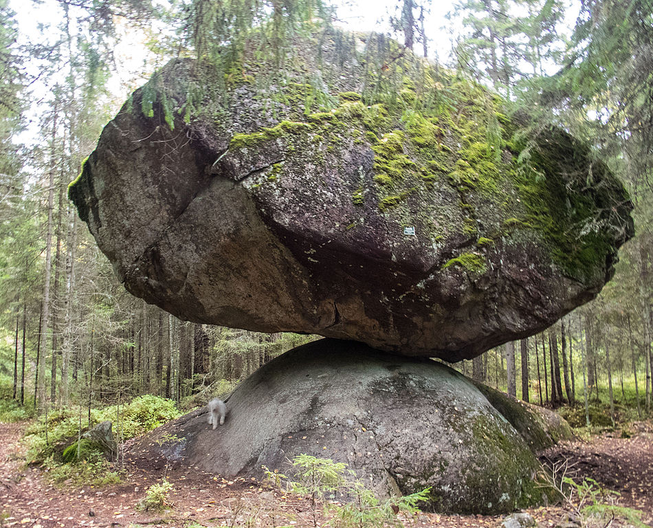 kummakivi
