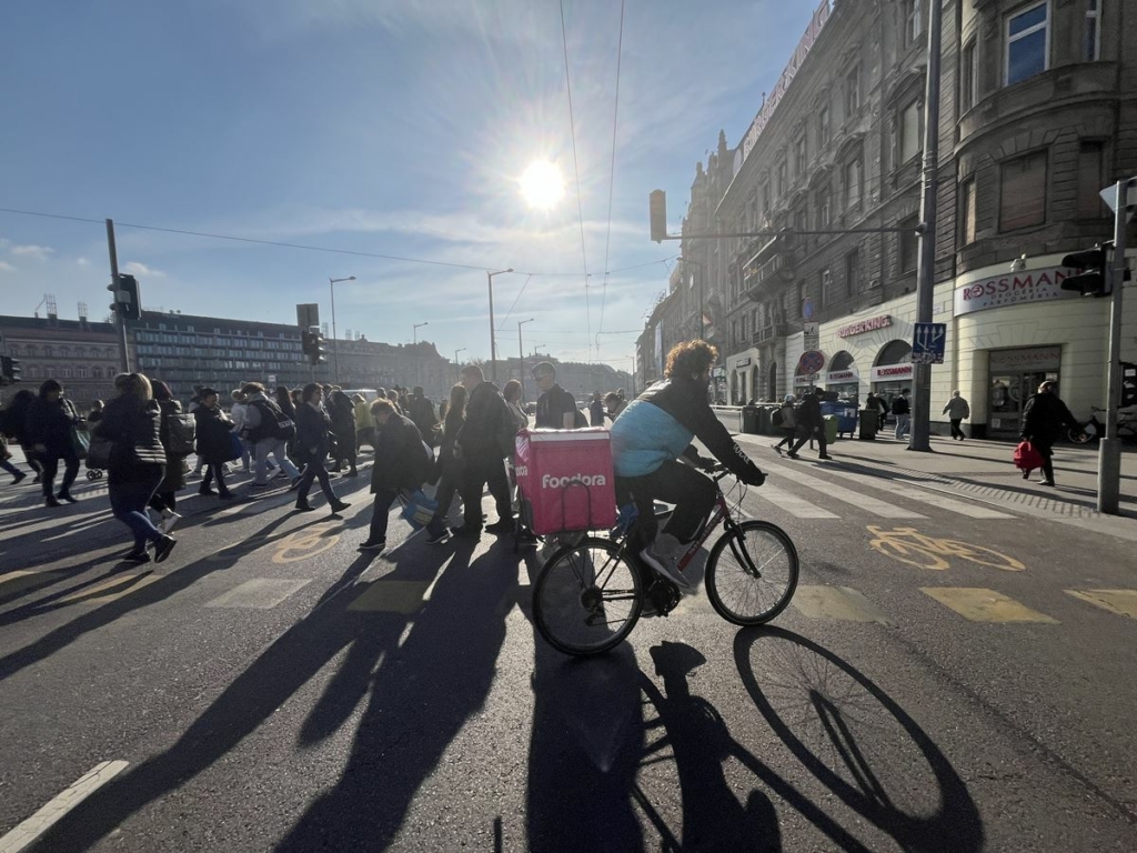 magyarok utca nép emberek Budapest Magyarország foodora külföldi wolt