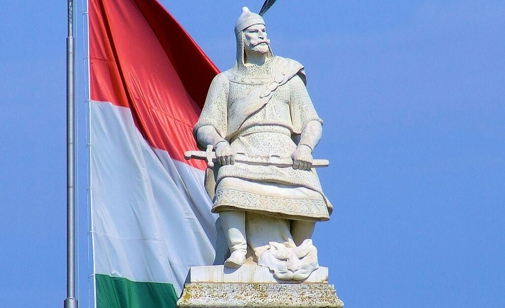 árpád szobor trón