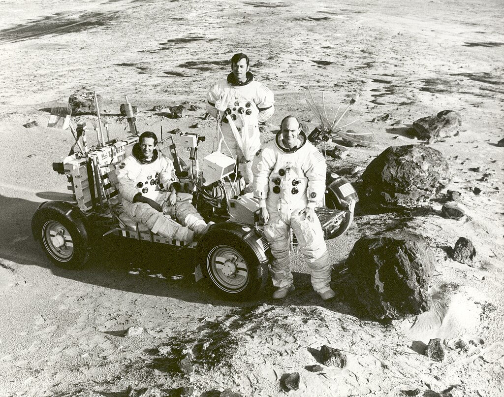 Az Apollo 16 űrhajósai, ahogy a holdraszállásra készülnek