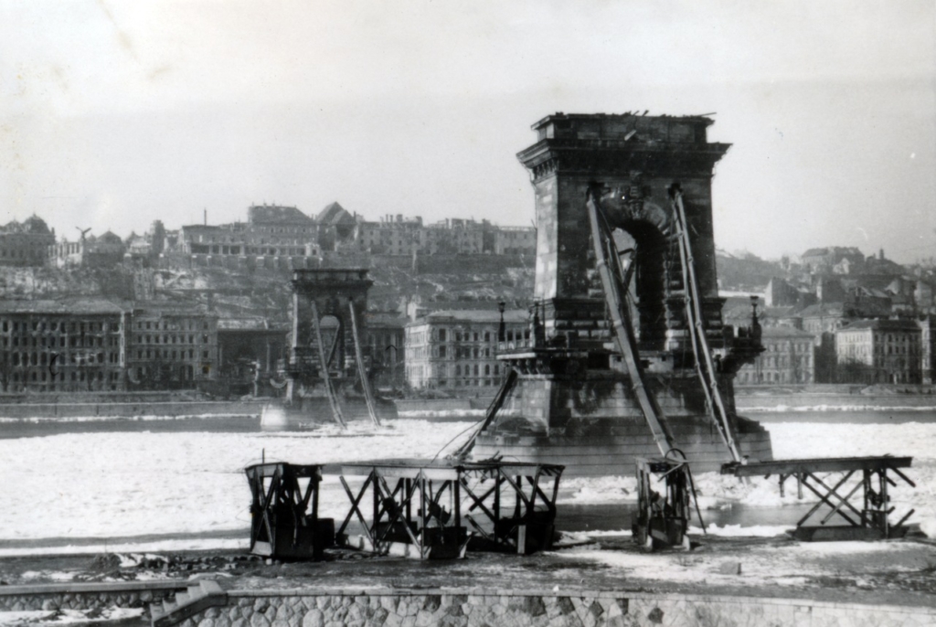 Budapest Lánchíd 1944-45 ostrom kiállítás Duna