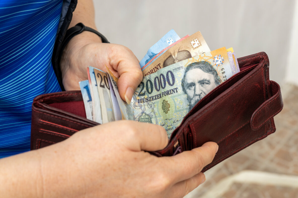 magyar forint nő pénztárcában kézben pénzügy minimálbér fizetés adók magyarország