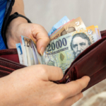 magyar forint nő pénztárcában kézben pénzügy minimálbér fizetés adók magyarország