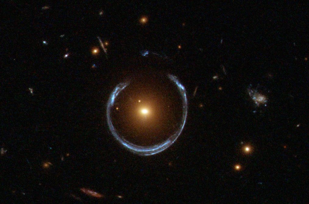 kozmikus patkó Einstein-gyűrű fekete lyuk kozmikus üresség
