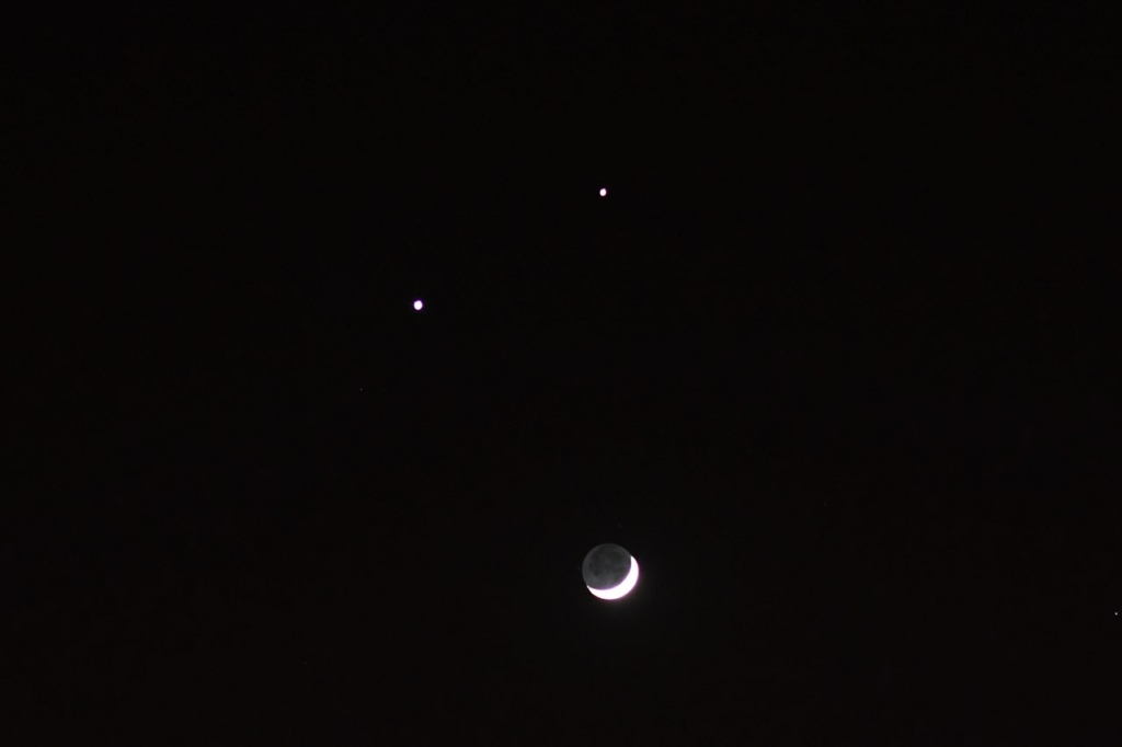 együttállás hold vénusz jupiter szaturnusz mosoly arc