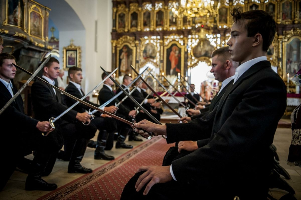 Magyar templomban fegyveres díszőrség vigyázza Jézus Krisztus sírját – máshol már kihalt a szokás