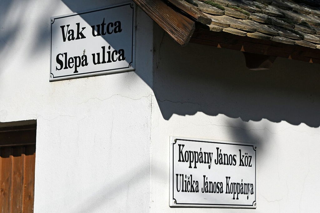 utcanév Tótkolós utcatábla falu