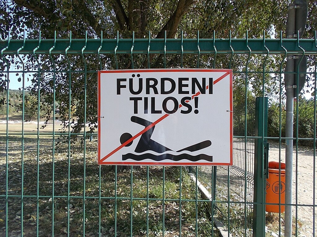 strand bakteriális fertőzés fürödni tilos tilalom