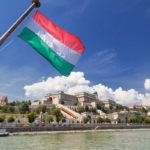 magyarország zászlaja magyar budai vár budapest lakás