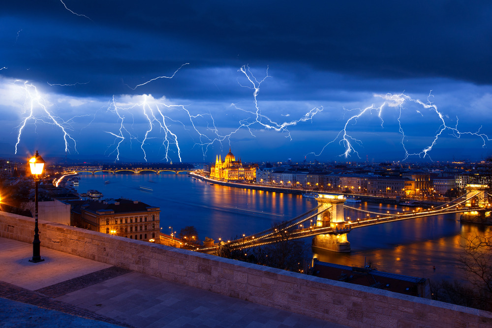 villámlás Budapest viharok Magyarország zivatar jégeső gazdasági nehézségek