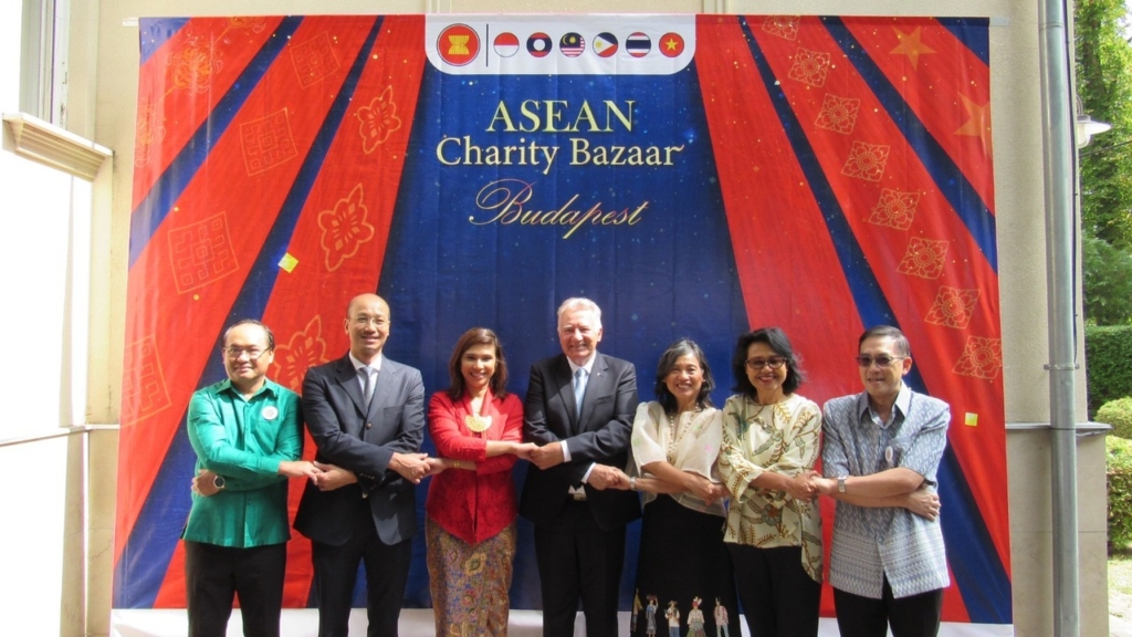 ASEAN jótékonysági bazár ünnepség diplomácia együttműködés