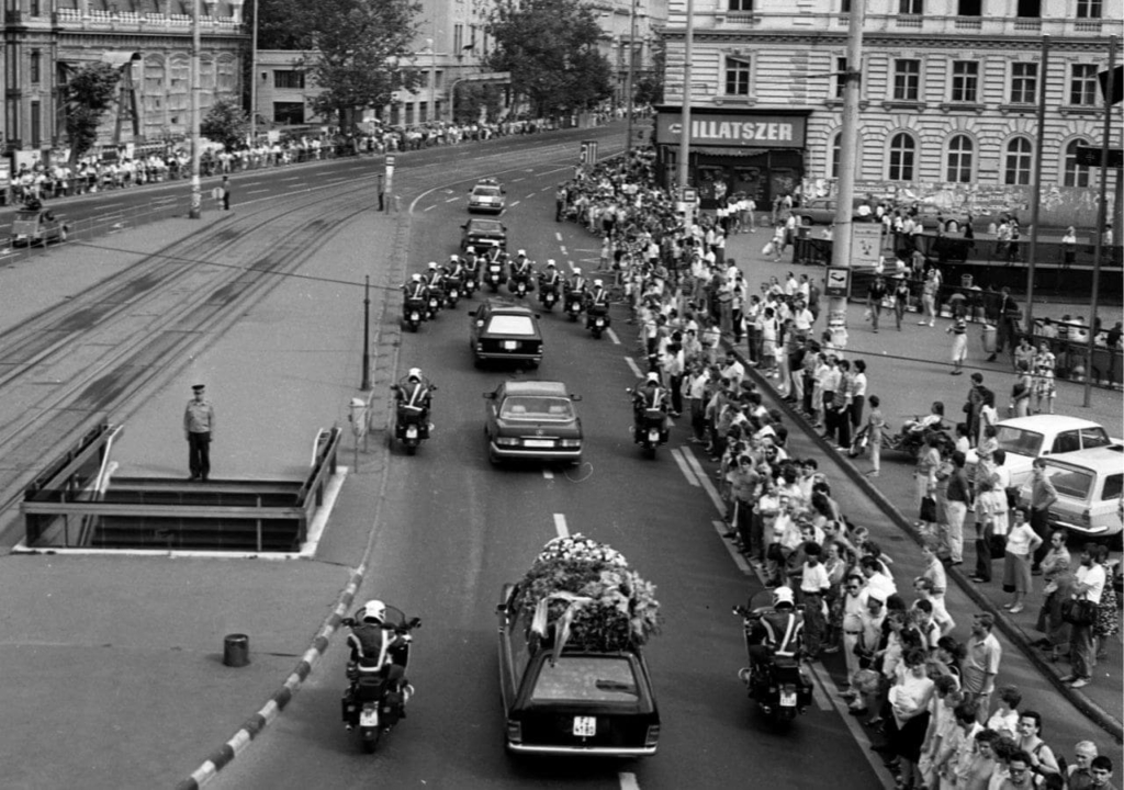 Kádár János temetés ravatal rendszerváltás Magyarország új korszak tömegek