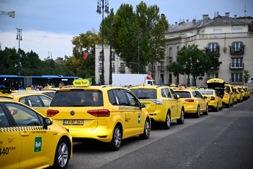 taxis-demonstracio-budapest-taxisok