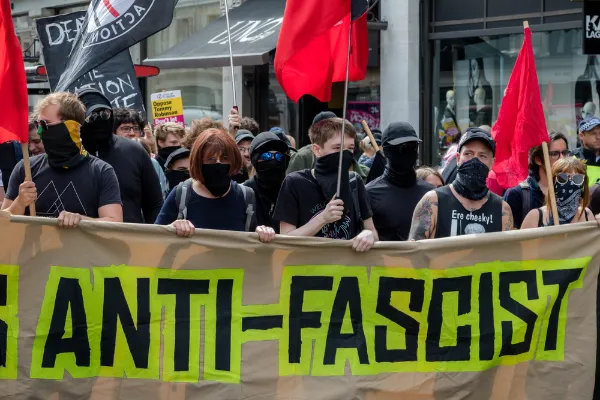 Terrorszervezet lehet az antifa mozgalom