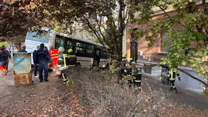Durva buszbaleset Szolnokon