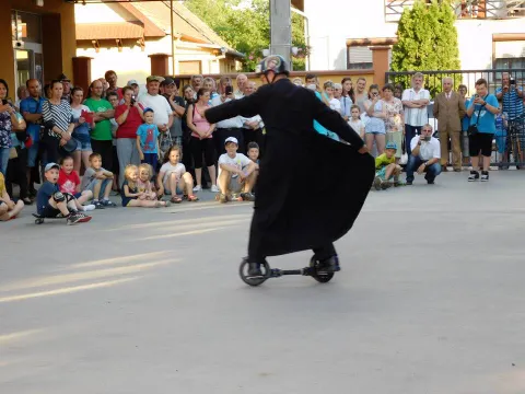 Gördeszkás magyar pap