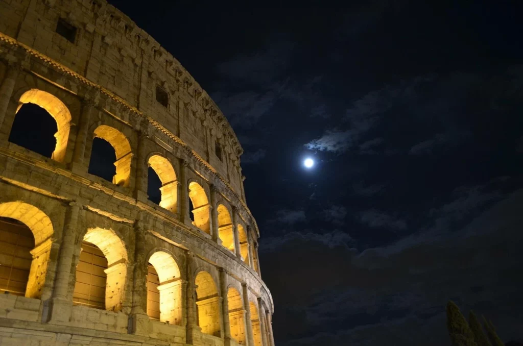 Római Colosseum éjjel