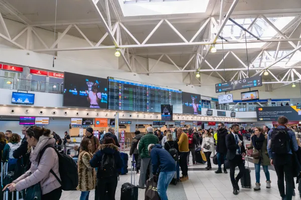 Nőni fog a várakozási idő a reptereken hazánkban útlevélpecsételés