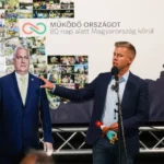 Magyar Péter egy Orbán kartonfigurával vitázik kormányváltás