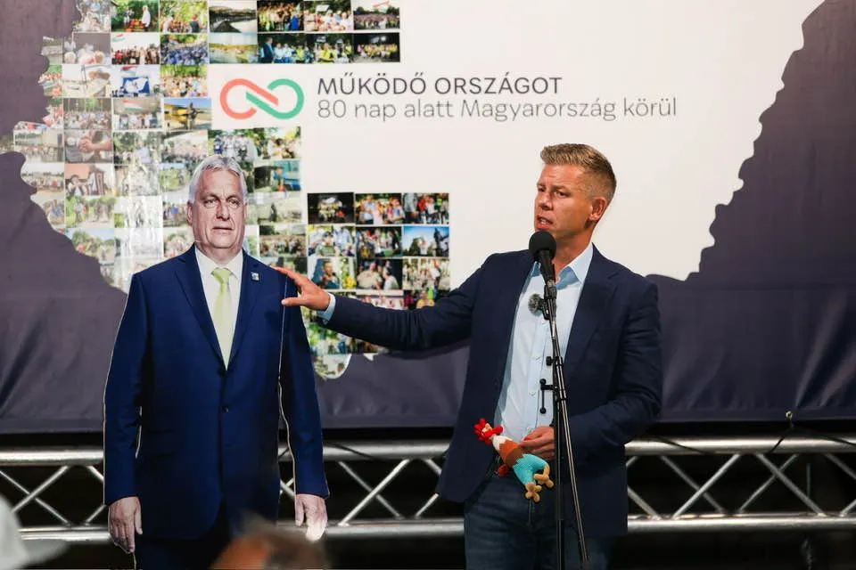 Magyar Péter egy Orbán kartonfigurával vitázik kormányváltás